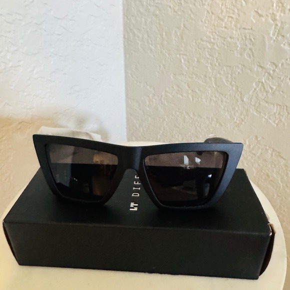 DIFF Eyewear Vinona Sunglasses, 100% UV protection, Black, Retro Chic, NWT - Picture 1 of 8